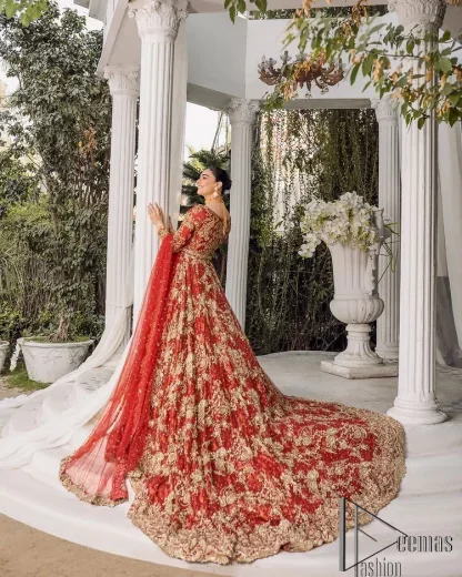 Feels just redish on your Big day to make your day lovely and romantic. DeemasFashion presents this Pakistani reception wear for you in bright red colour which begins with a flared back train maxi. The maxi is attractively and laboriously adorned with golden embroidery that enhances tilla,dabka, kora and Kundan. In addition to this, the boat shape neckline intensifies the beauty of this Pakistani reception wear when comes with full sleeves. The flared back train of the maxi is also heavily embellished. Complete this article with a dupatta in the same colour which is adorned with four-sided borders and tiny floral motifs, sequins spray all over to make you fresh on your Big day.