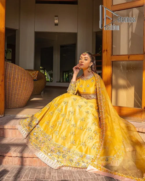 Yellow is just associated with mehndi as the sun is associated with brightness. DeemsFashion presents the bright yellow Pakistani mehndi