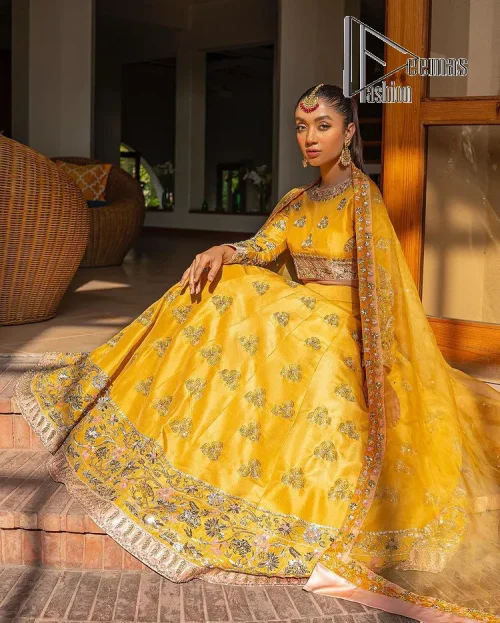 Yellow is just associated with mehndi as the sun is associated with brightness. DeemsFashion presents the bright yellow Pakistani mehndi