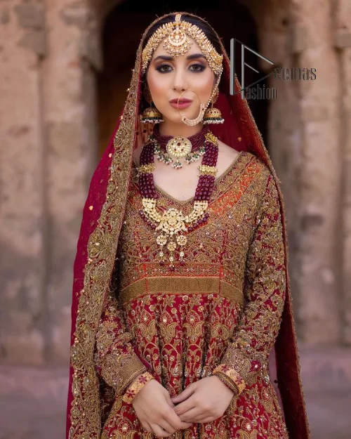 Happy is the bride the maroon shines on. Initiate this Pakistani reception outfit with a maroon heavy Anarkali which is