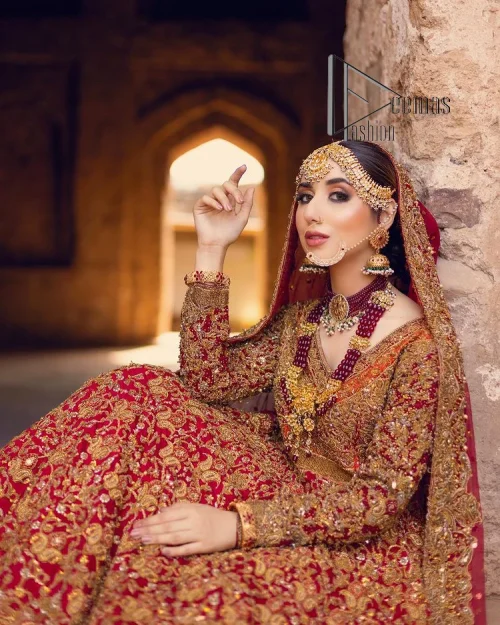 Happy is the bride the maroon shines on. Initiate this Pakistani reception outfit with a maroon heavy Anarkali which is