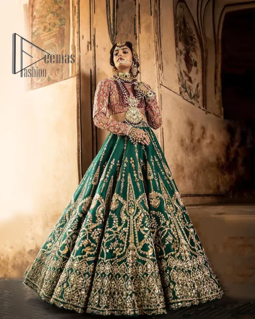 The blushing moment you found your dream mehndi outfit. This mehndi outfit is handsomely and attractively prepared in the level