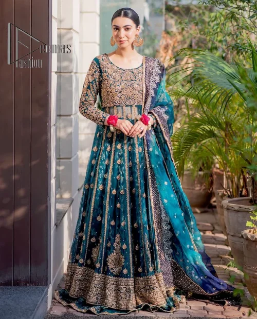 The bride wears blue just touches the blues of the sky. DeemasFashion introduces this teal blue mehndi outfit which begins
