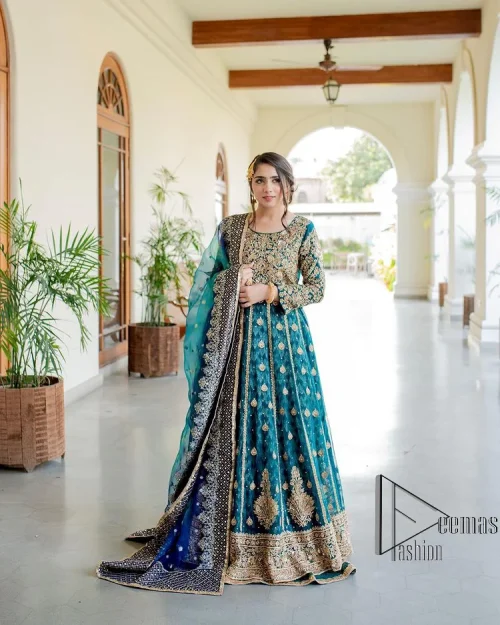 The bride wears blue just touches the blues of the sky. DeemasFashion introduces this teal blue mehndi outfit which begins