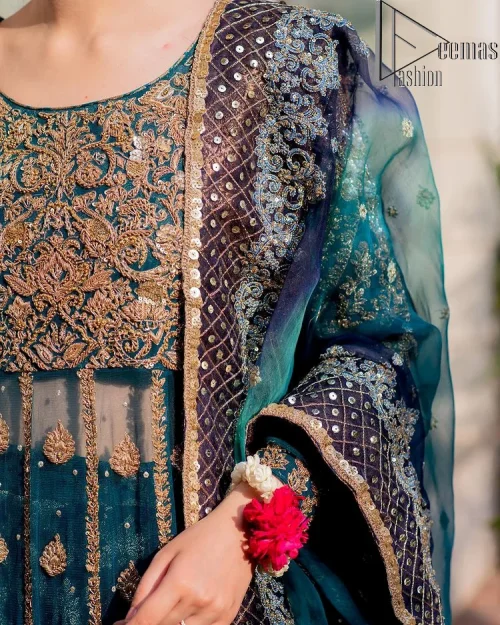 The bride wears blue just touches the blues of the sky. DeemasFashion introduces this teal blue mehndi outfit which begins