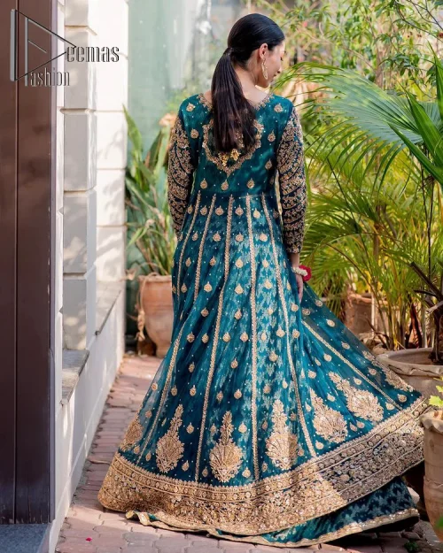 The bride wears blue just touches the blues of the sky. DeemasFashion introduces this teal blue mehndi outfit which begins