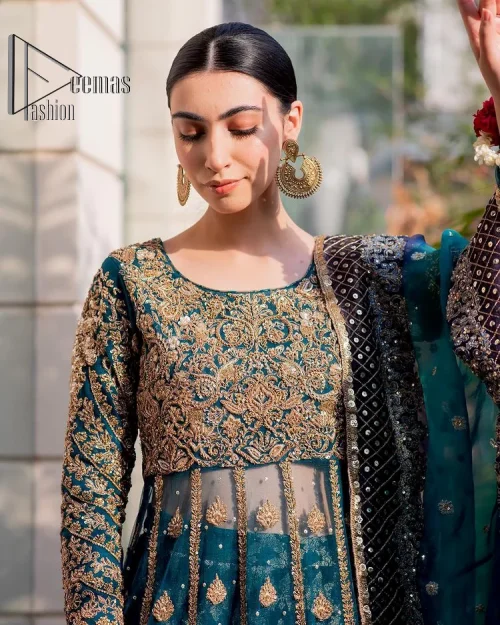 The bride wears blue just touches the blues of the sky. DeemasFashion introduces this teal blue mehndi outfit which begins