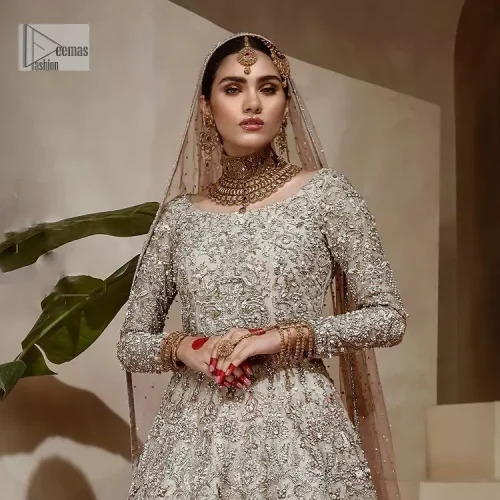 Walk with style on your Nikah day and let the flare follow! This light fawn flare maxi is decorated with