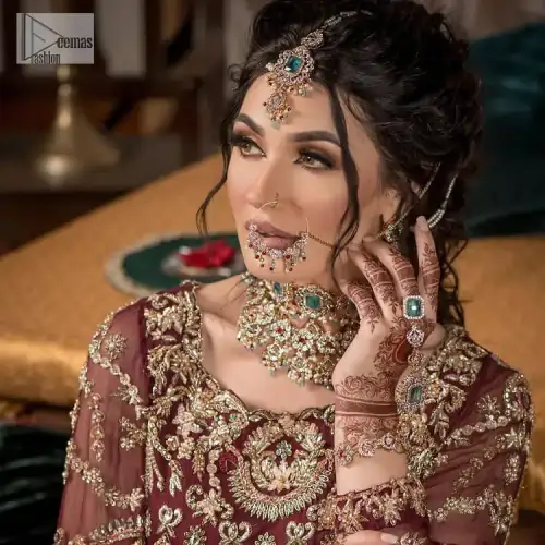 Take your style up a few notches in this elegant reception piece. A pure organza maroon fluffy lehnga is beautifully