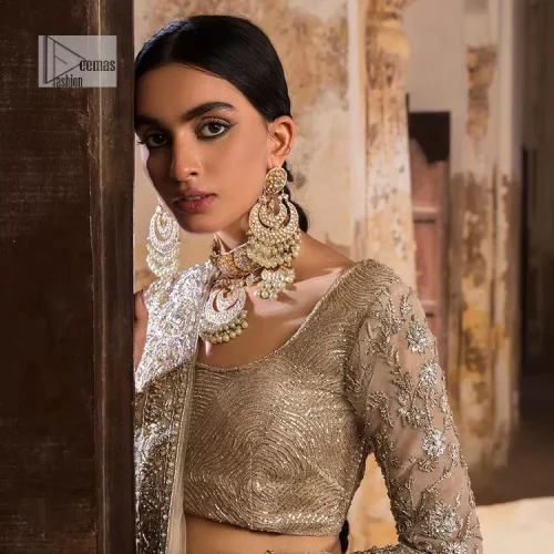 The fusion of this silver canvas decorated with vibrant contrasts is all you need to stun on your day! DeemasFashion