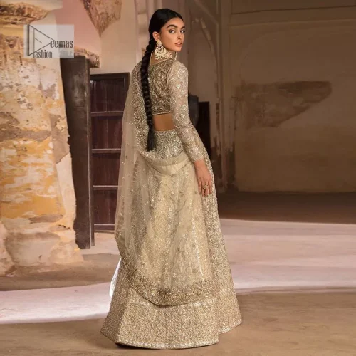 The fusion of this silver canvas decorated with vibrant contrasts is all you need to stun on your day! DeemasFashion