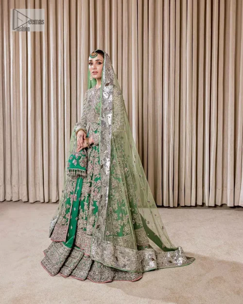 Dive into the world of ultimate allurement with this exquisitely embellished Mehndi outfit that depicts intricate glam with an elegant