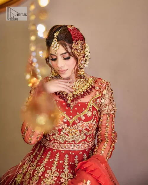 The deep orange colour is the perfect feminine and delicate shade with its meticulously crafted untruth. The stunning maxi is