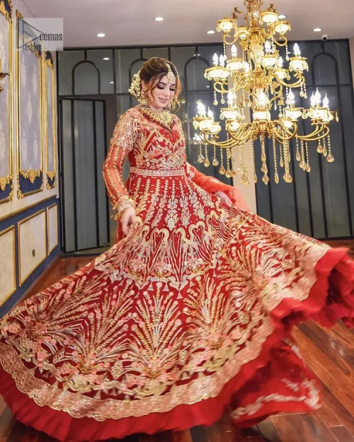 The deep orange colour is the perfect feminine and delicate shade with its meticulously crafted untruth. The stunning maxi is