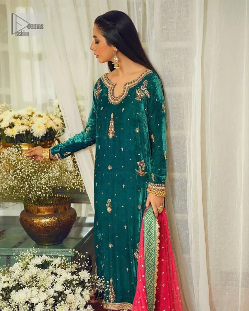 Brighten up your day with this beautiful ensemble. This long shirt style in a teal green colour is a perfect