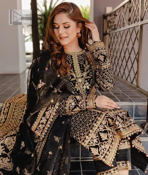 Intricate floral patterns all over! Make a style statement with this elegant embroidered long shirt adorned with golden embroidery decorated with