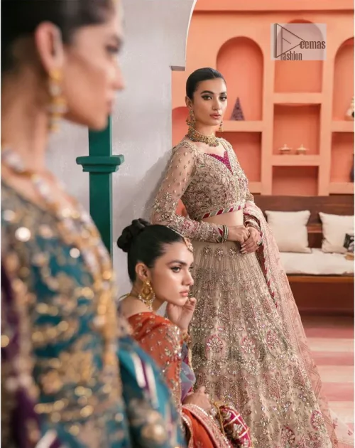 Mark your presence in this elegant Mehndi outfit. The front open scalloped pishwas in the teal green shade are adorned