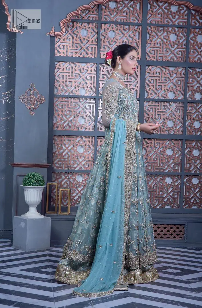 Serving looks we love. DeemasFashion presents this party outfit in sky blue colour which is adorned with silver embroidery and further prominent with tilla, dabka, kora, Kundan, Zardozi and the real magic of crystals. The round neckline looks like a complete diva since it is so opulent and vibrant. Further, the full sleeves make this masterpiece lovely and charming. It is organized with lehenga made with pure jamawar which speaks for itself. Complete this outfit with a dupatta framed with four-sided borders that have been carefully added for the additional finishing touch.