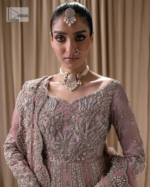Stand out and stay pink with this nikah wear! The delightful article in pink colour is a traditional masterpiece that