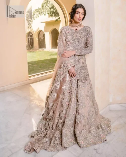 Let your nikah outfit do the talking.  An elegant rhyme to tradition, this short shirt and lehenga create aesthetical magic