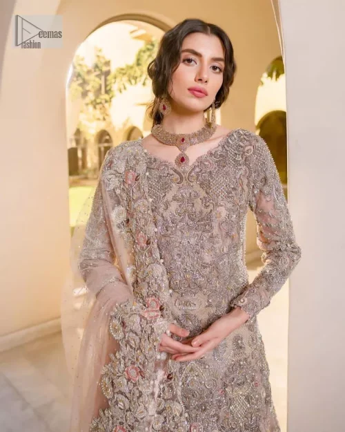 Let your nikah outfit do the talking.  An elegant rhyme to tradition, this short shirt and lehenga create aesthetical magic