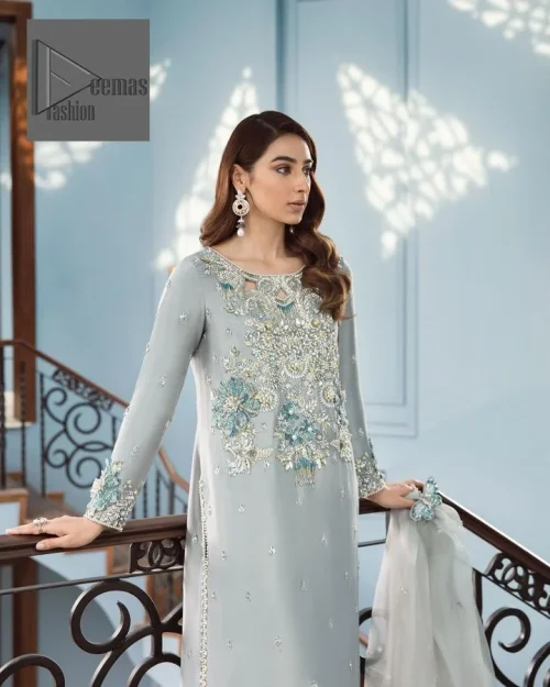 Timeless details that add an extra edge to your looks! Deemas Fashion presents this Party outfit, an embellished masterpiece that