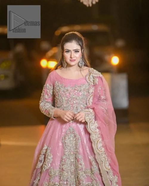 DeemasFashion presents this wedding outfit which is an embellished masterpiece that wins everyone’s hearts at the very first glance with