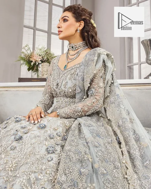The full sleeves are covered with attractive geometrical patterns. Further, the V-shaped neckline is beautifully decorated with tilla, dabka, kora,