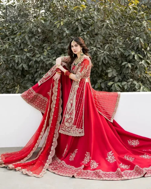 The V-shaped neckline has fine details. Further, the floral motifs on the full sleeves make this article glamorous. Its unique