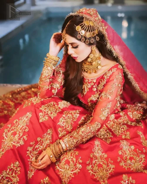 When you wear this bridal-style dupatta in which small motifs are available, all eyes will be on you, and you'll