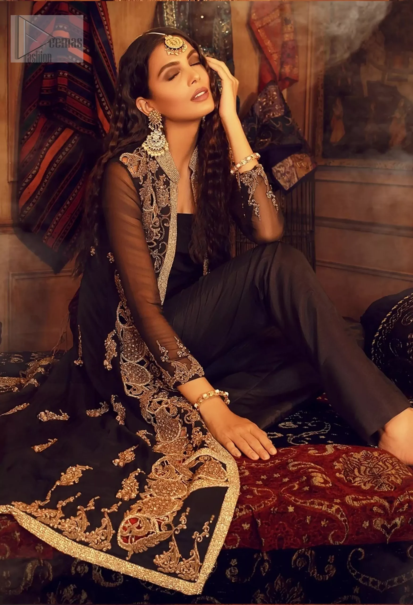 The jacket’s collar, neck and open front design add a modern touch, while the antique embroidery and golden threadwork enhance the luxurious feel.