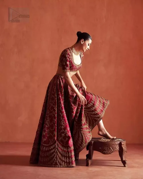 Side Profile Tailoring: Side view of the blouse choli, highlighting the concealed side zip and the sophisticated fit of the