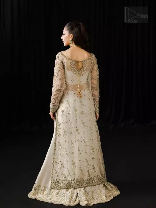 More than just an outfit, this dupatta-set is a celebration of delicate artistry and refined style.