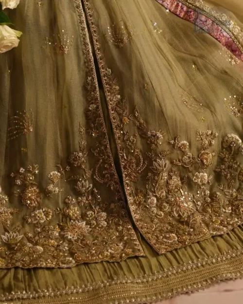 Concealed side zip closures maintain a seamless and tailored fit.