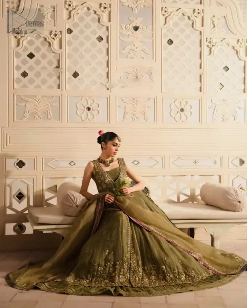 Antique boski-toned embellishments lend depth and a heritage-inspired richness.