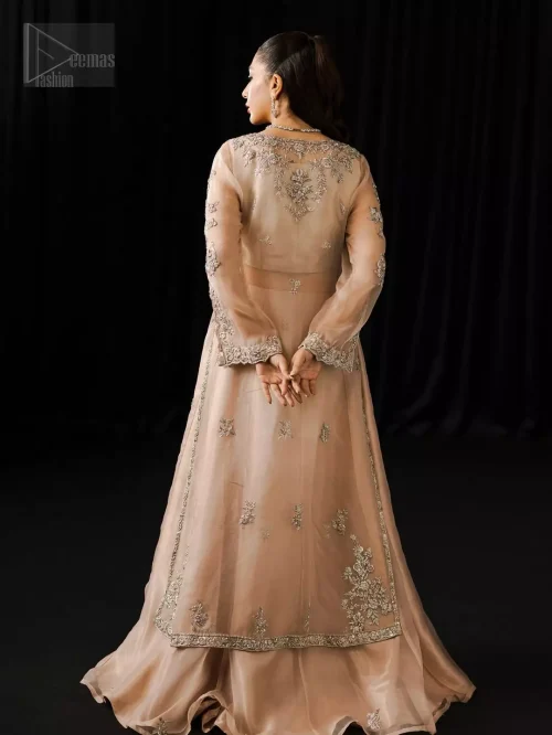 Its full sleeves and a square neckline frame elegance to create a balance between structure and fluidity.