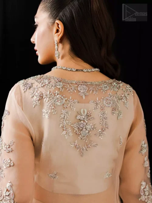 This creation embodies love's calm, purity and pastel hues before its promise.