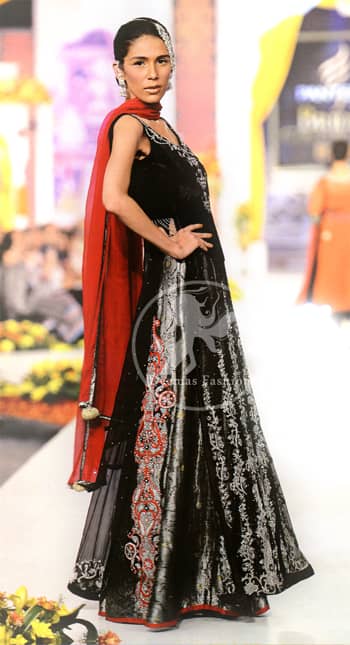 Black-Embroidered- Long-Shit-lehnga- and-Red-Dupatta